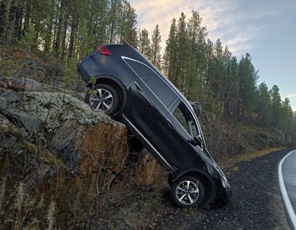 Спикировала со скалы иномарка на трассе "Кола - Лотта"
