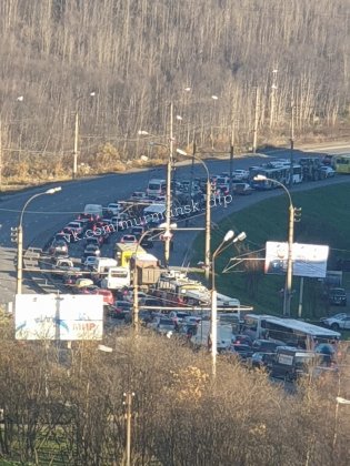 Встало движение из-за аварии на Кольском проспекте в Мурманске