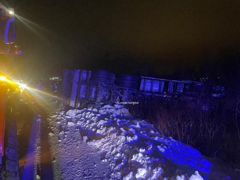 Перевернулся груженый самосвал в Кировске