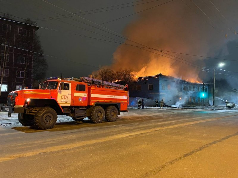 Перекрывали дорогу из-за пожара в центре Мурманска