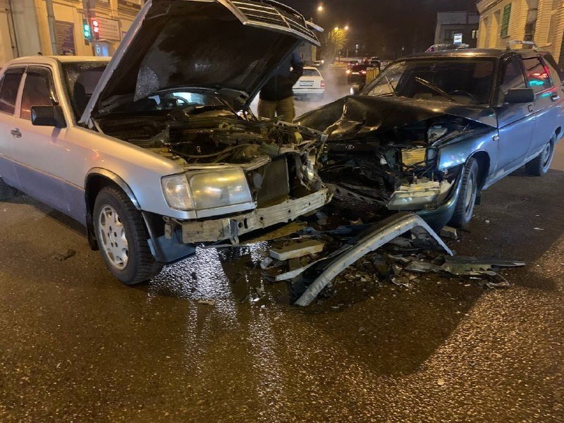 Мерседес и Ока врезались на Радищева в Мурманске