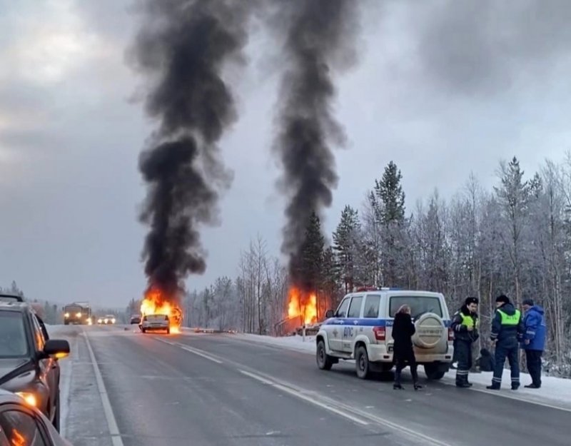 Авария: из-за горящих машин закрыли трассу под Кильдинстроем
