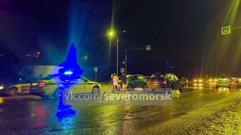 Соцсети: спешил на автобус и попал под машину парень в Североморске