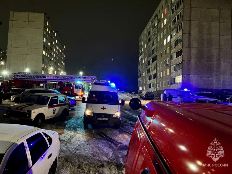Спасли 16 человек из горящей высотки в Североморске