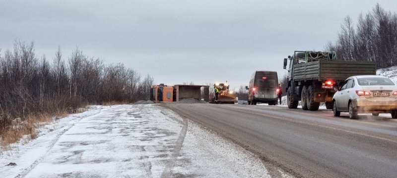Самосвал перевернулся и заблокировал дорогу в районе Александровска