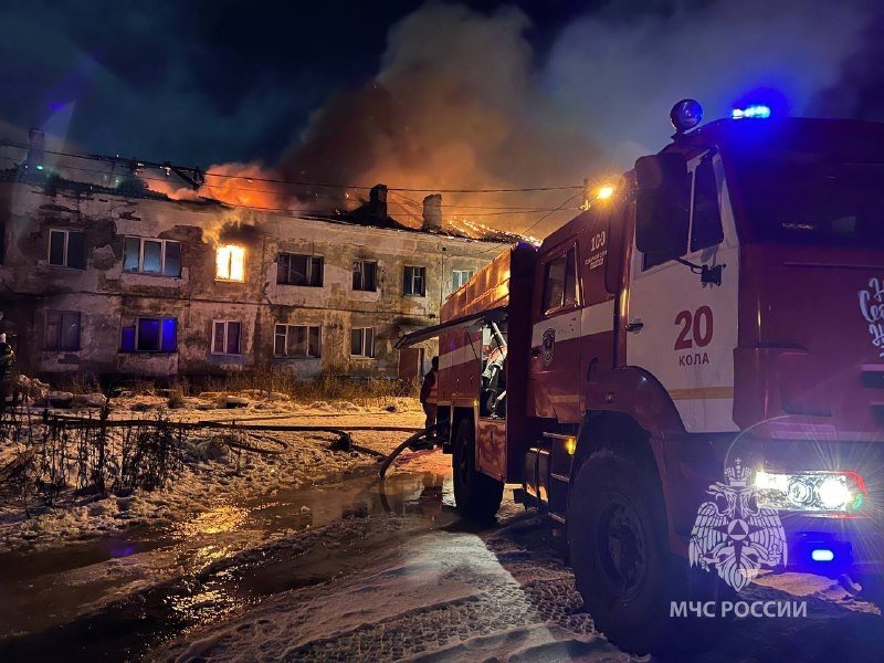 Всю ночь тушили горящую двухэтажку в Молочном