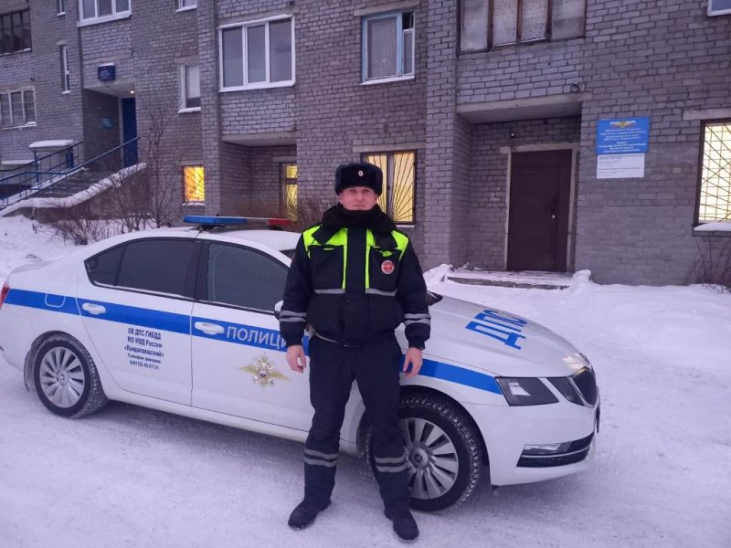 Быстрее доставить женщину в больницу ее мужу помог сотрудник ГИБДД в Кандалакше