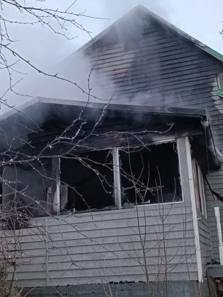 Сильный огонь объял дачу на берегу водохранилища в Верхнетуломском