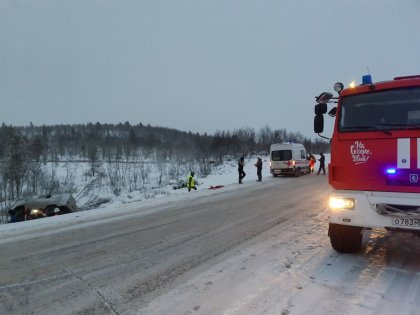 УАЗ оказался в кювете на "ленинградке": двоим потребовалась помощь