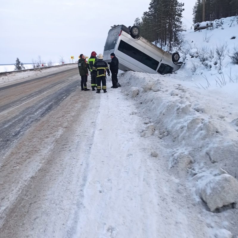 Перевернулся микроавтобус неподалеку от Полярных Зорь