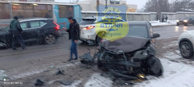 Из-за аварии с двумя авто пострадали еще три в Мурманске