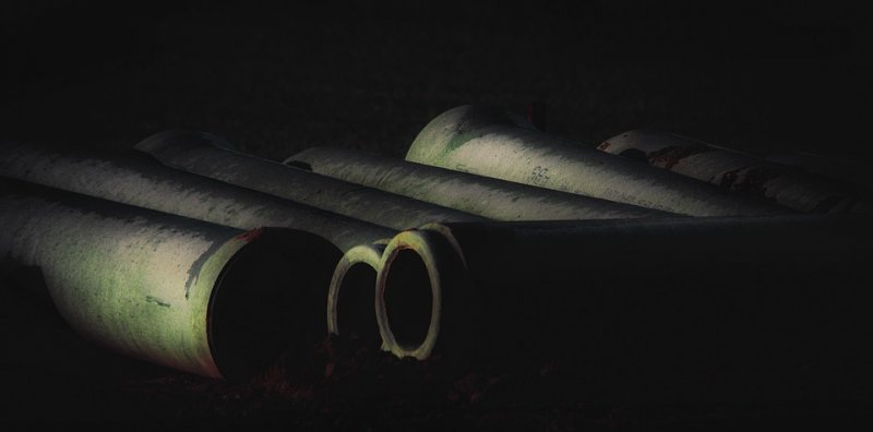 Многотонные трубы рухнули с тягача в Мурманске