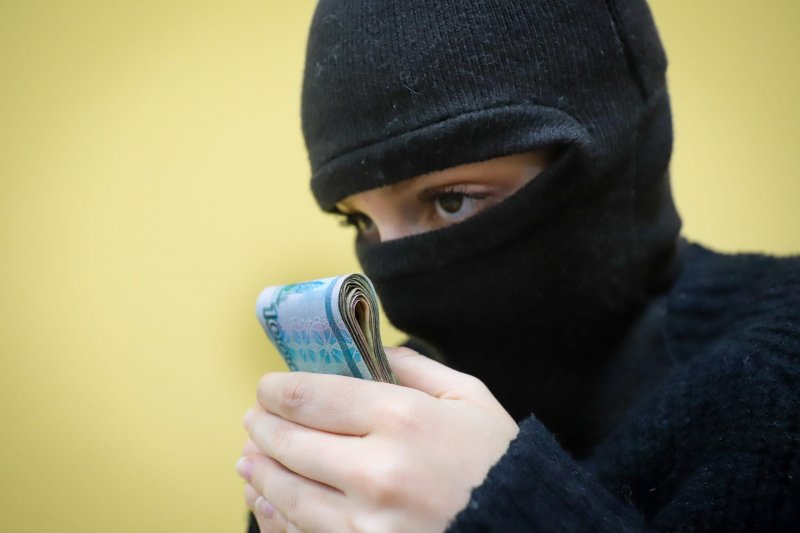 «Обчистил» бабушку при помощи потерянного телефона житель Апатитов