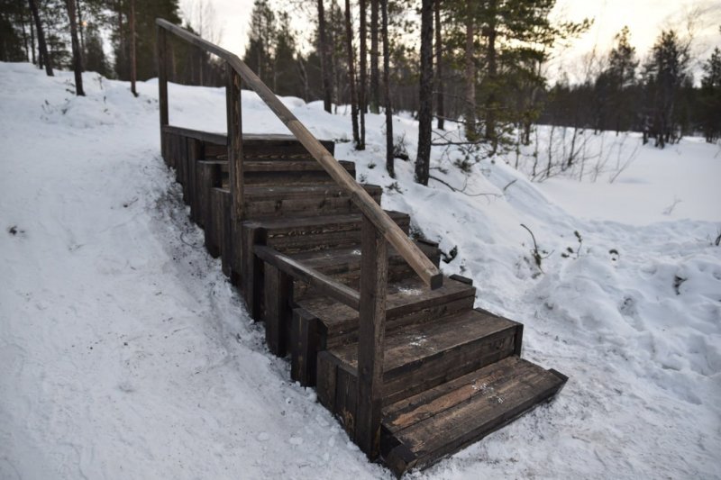 Достраивают лестницы на сложных трассах спорткомплекса «Снежинка»