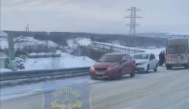 «Логан» и «Солярис» столкнулись по пути в аэропорт Мурманска