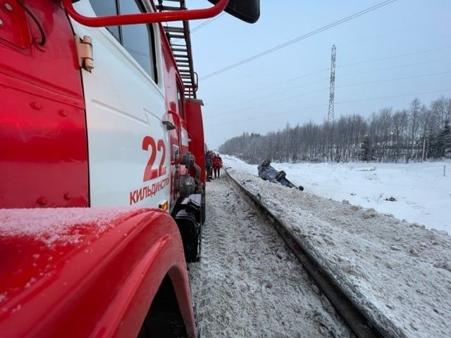 Машина выскочила за ограждение и легла на крышу в Кольском районе