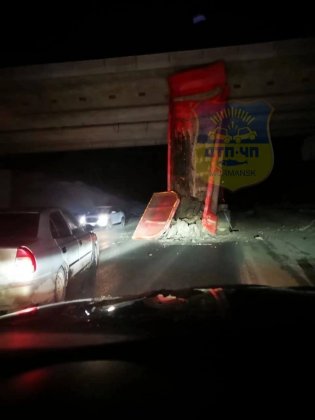Самосвал кузовом врезался в мост у Лавны