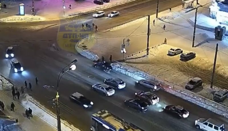 Бабушку сбили на светофоре в Мурманске