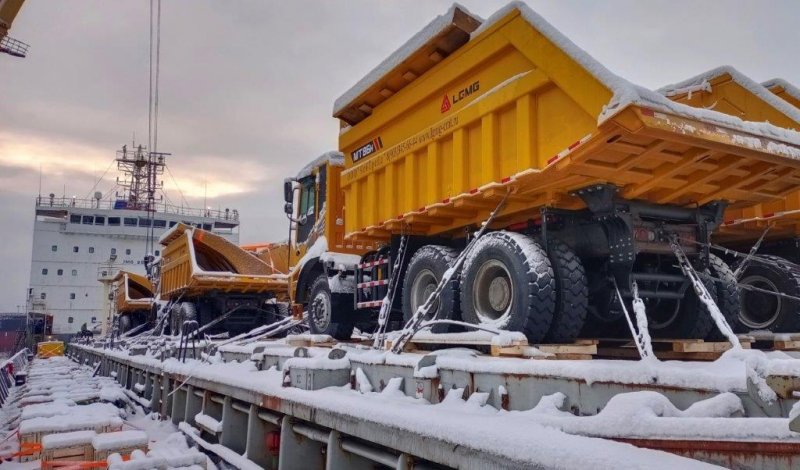 Самосвалы отправили на Диксон на «Новой земле»