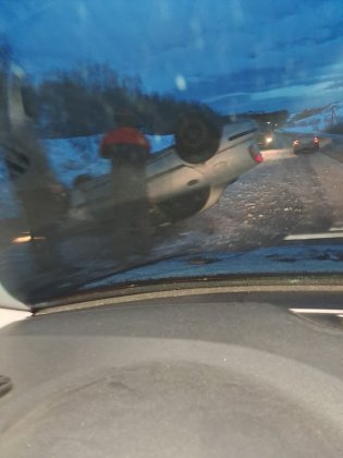 Легла на крышу легковушка возле КПП Гаджиево