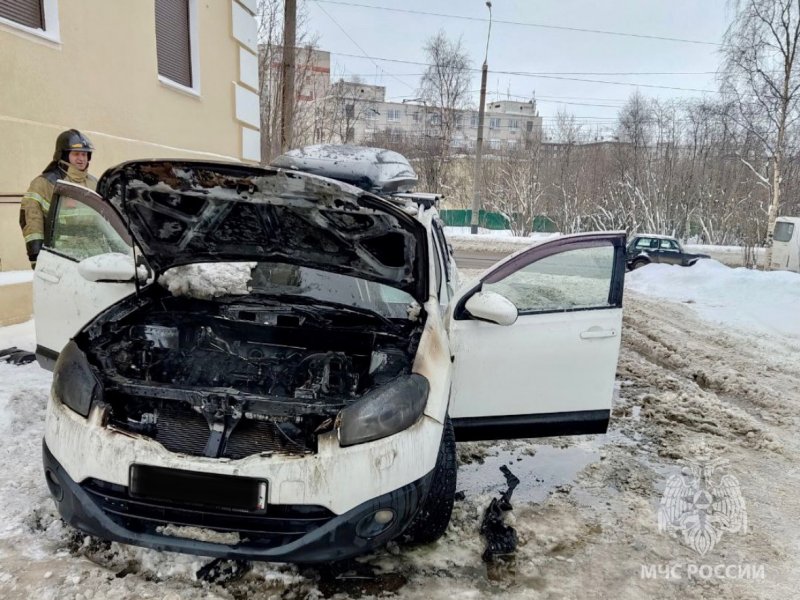 Горела иномарка на проспекте Ленина в Мурманске