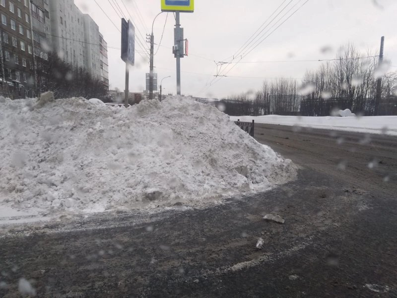 Огромный сугроб провоцирует аварии на Кольском проспекте в Мурманске