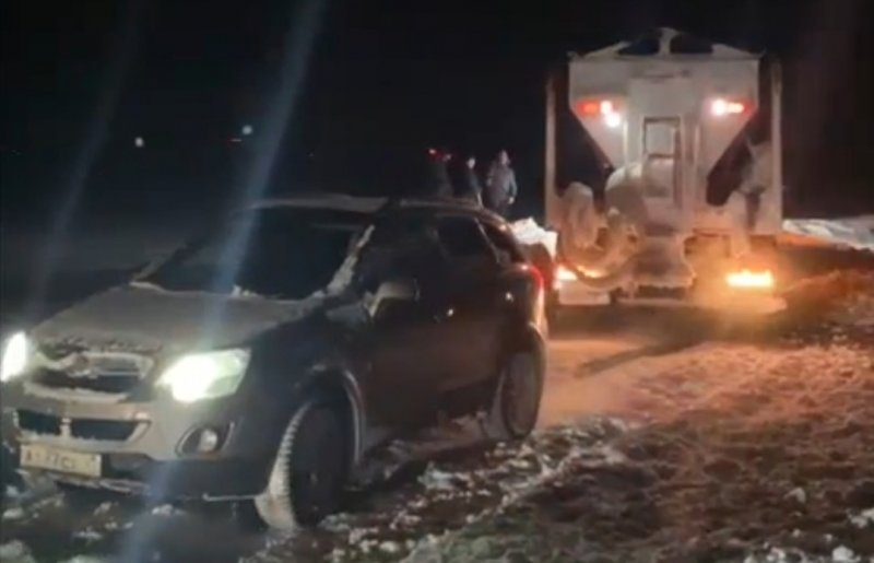 Выталкивать вручную и тащить кроссовером пришлось застрявшую спецтехнику на «серебрянке»