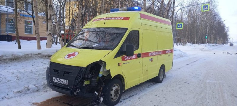В машину скорой помощи врезалась иномарка в Мончегорске