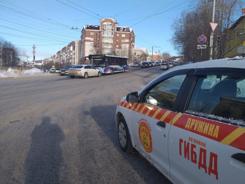 Автобус и иномарка лоб в лоб столкнулись в Мурманске