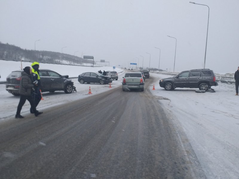 Раскидало по обочинам 4 машины на «ленинградке» в Мурманске