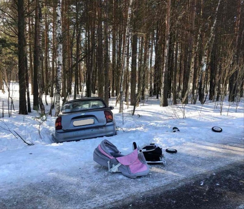 Коляску с младенцем сбила иномарка в Карелии