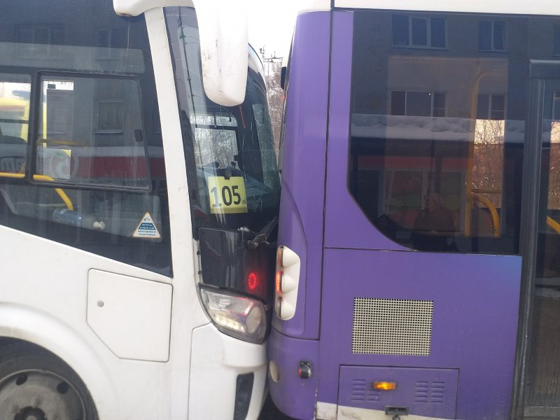 Автобусы «поцеловались» на остановке в Мурманске