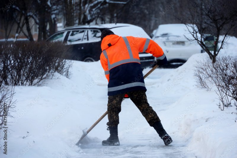 Задолжал миллион детям: дворником поневоле стал горе-отец в Оленегорске