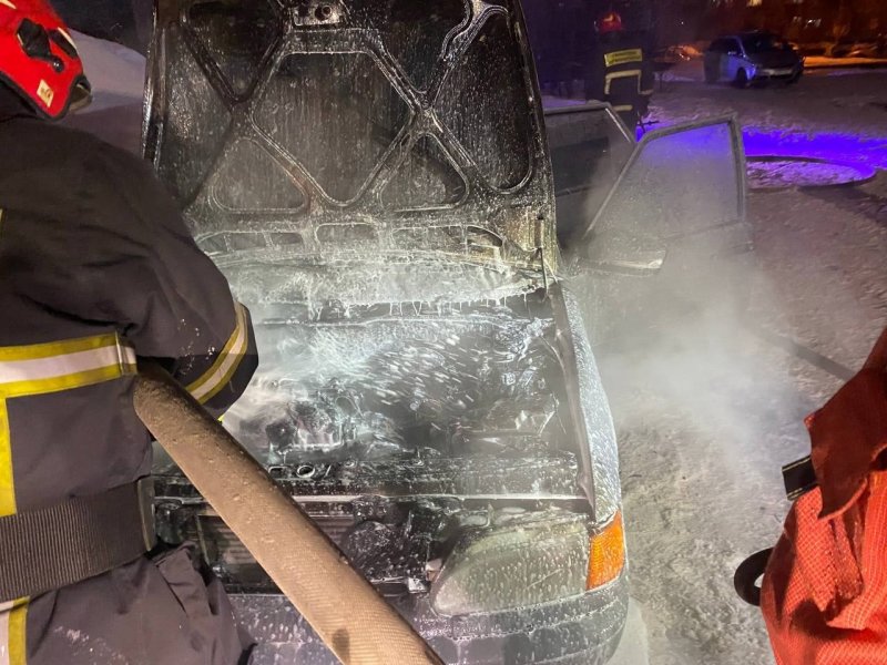 Пламя с горящего внедорожника перекинулось на два соседних в Мурманске