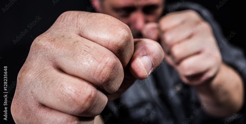 Подростка избил и обокрал посреди дня мужчина в Мурманске