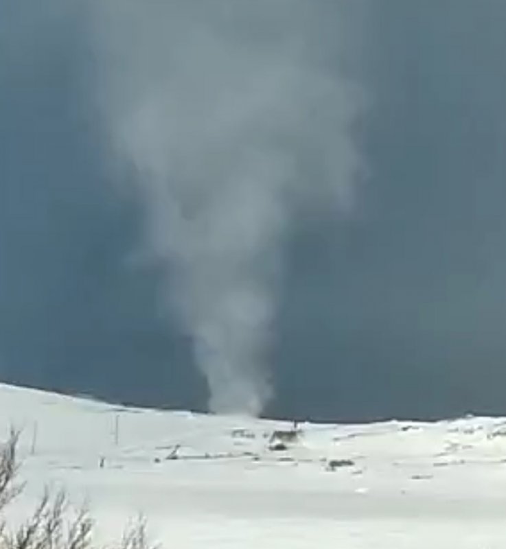 Снежный смерч заметили на сопках Териберки