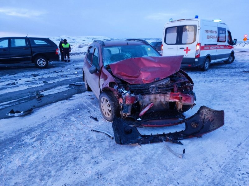 Трое получили травмы в в лобовой аварии неподалеку от Заполярного
