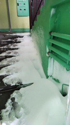 Замело снегом подъезд жилого дома в Кировске