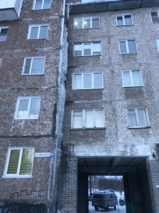 Убрали опасную ледяную глыбу с крыши дома спасатели в Апатитах