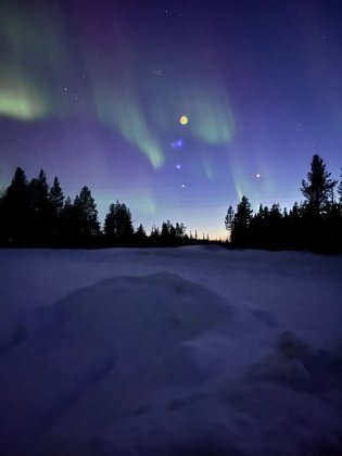 Загадочные светящиеся шары висели в небе над Мурманской областью