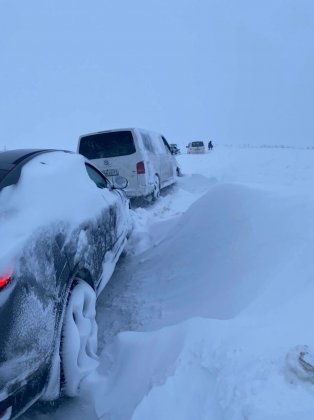 Из-за микроавтобуса застряли машины по пути из Териберки