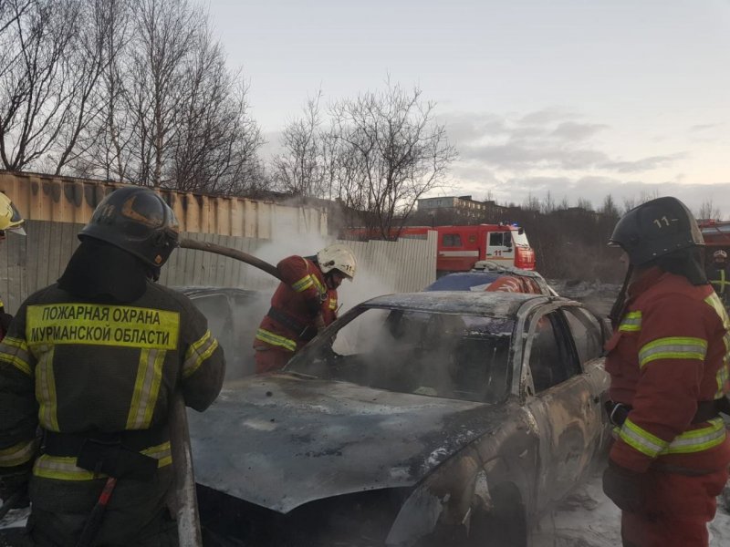Сгорели два «Форда» в Мурманске