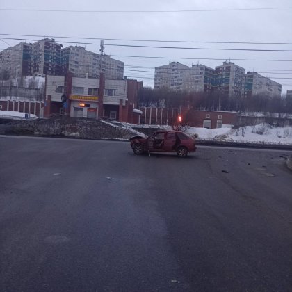 Пострадали водитель и пассажир ВАЗа в аварии в Мурманске