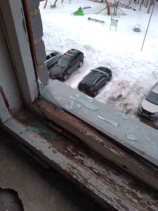 Неизвестные устроили погром в подъезде дома в Ревде