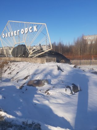 Атаковала стелу иномарка в Оленегорске