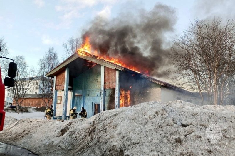Горели крыши домов в Заозерске и Кандалакше