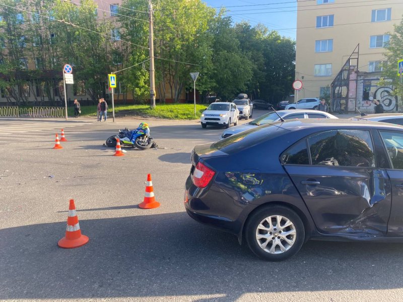 Иномарка и мотоцикл столкнулись: байкера увезли в больницу в Мурманске