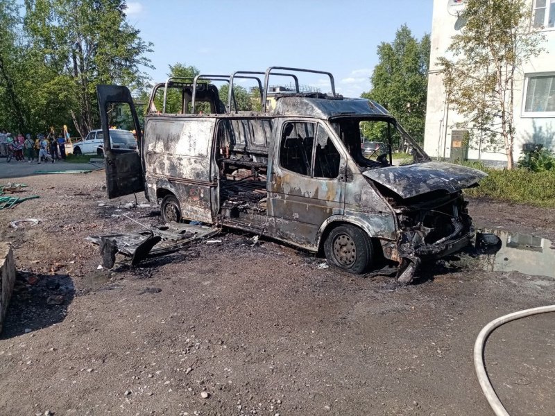 Остался «скелет» от сгоревшего микроавтобуса в Мурмашах