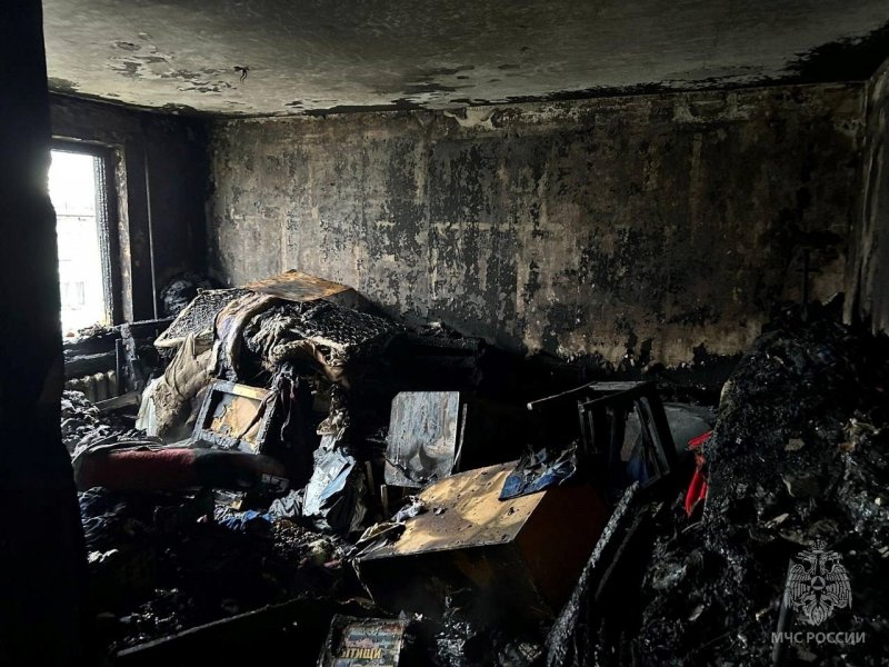 Горел строительный мусор в квартире дома в Гаджиево 