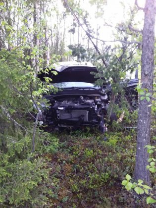 Машина угодила в кювет: ее водителя увезли в больницу в Кольском районе